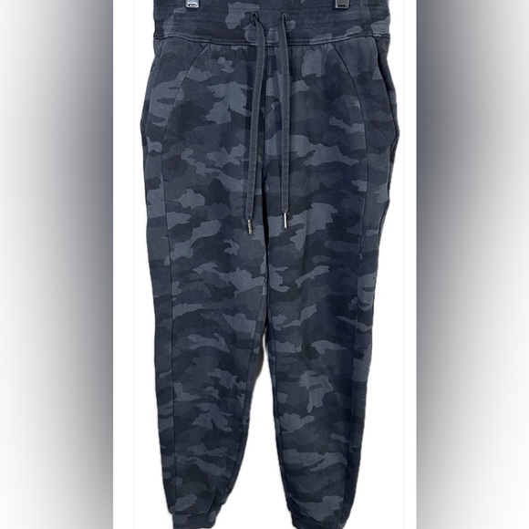 Lululemon Scuba Joggers Size 4 in Black Camo - Picture 4 of 8